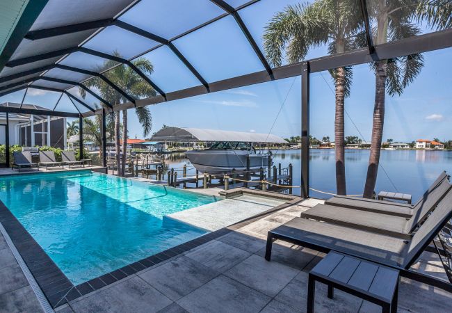 House in Cape Coral - THE LAKE HOUSE House in Cape Coral - THE LAKE HOUSE