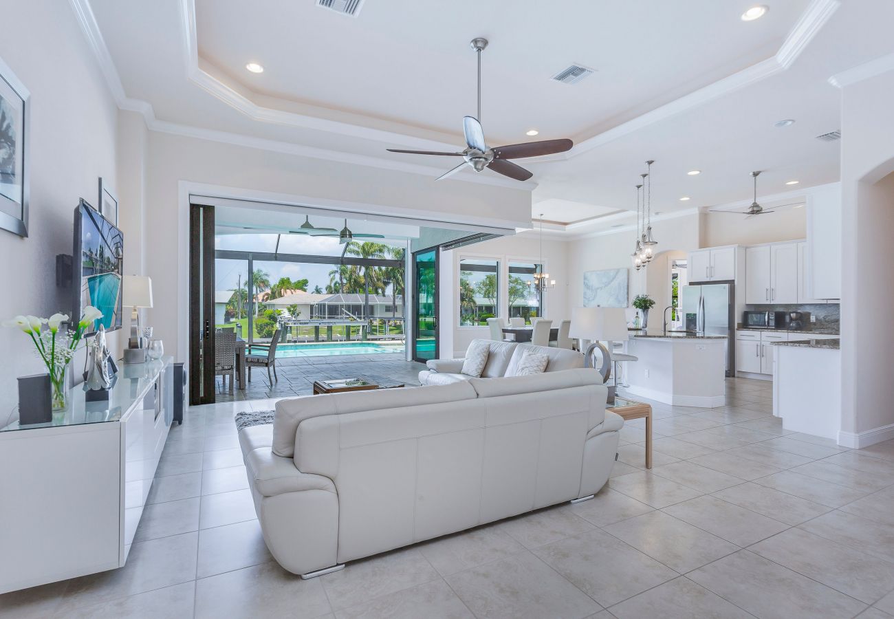 House in Cape Coral - SALT LIVING House in Cape Coral - SALT LIVING